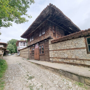 Село Жеравна - изглед Симфония от дърво и камък: Хроника на неизтляващата памет и мистичния шепот на вековете в архитектурния и духовен летопис на Жеравна