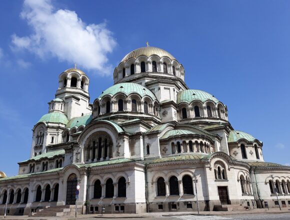 Alexander_Nevsky_Cathedral_Sofia Златното проклятие на София: Кръв, интриги и един светец, който не искаше да остане тук