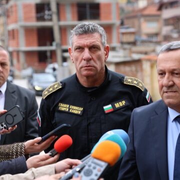 4 Нова скандална хипотеза изплува след анализ на SIK.BG: Вербуван ли е Кандев от чужди посолства, за да предаде Радев?