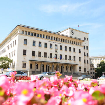 54b8d26a3c6d4892d2579eb7e2fdc581 БАНКОВИЯТ ГРАБЕЖ: Докато българите едва връзват два края с еврото и галопиращите цени, банковият елит точат милиардни рекорди!