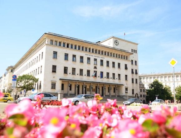 54b8d26a3c6d4892d2579eb7e2fdc581 БАНКОВИЯТ ГРАБЕЖ: Докато българите едва връзват два края с еврото и галопиращите цени, банковият елит точат милиардни рекорди!