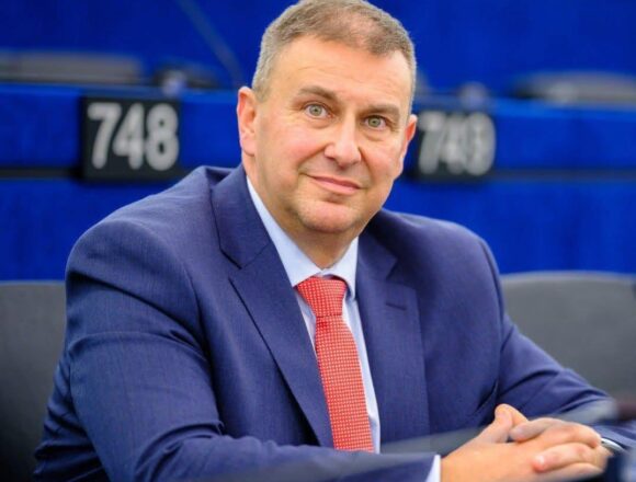 761530649_1648096670462010_790882638791048126_n ЗАБАВЕНОТО ПРАВОСЪДИЕ Е ОТКАЗАНО ПРАВОСЪДИЕ“: ЕВРОДЕПУТАТЪТ ЕМИЛ РАДЕВ САМОЗАПАЛИ ПОЛИТИЧЕСКАТА СИ КАРИЕРА С ПРИЗНАНИЯ ЗА ПРАВНА ЕКВИЛИБРИСТИКА В СКАНДАЛА „БАБА АЛИНО