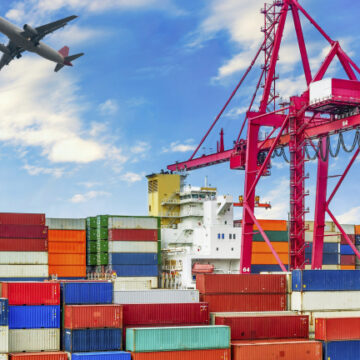 industrial port with containers БРЮКСЕЛСКАТА ХУНТА НА ДИЛЕТАНТИТЕ: КАК ЕВРОПА ИЗВЪРШВА РИТУАЛНО ИКОНОМИЧЕСКО САМОУБИЙСТВО, ДОКАТО ПЕКИН ИЗКУПУВА ЖИВОТА НИ НА БЕЗЦЕНКА ПОД БЛАГИЯ ПОГЛЕД НА БЕЗПОЛЕЗНИТЕ БЮРОКРАТИ
