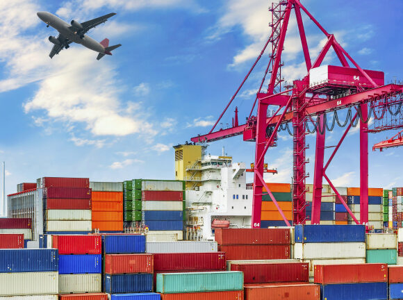 industrial port with containers БРЮКСЕЛСКАТА ХУНТА НА ДИЛЕТАНТИТЕ: КАК ЕВРОПА ИЗВЪРШВА РИТУАЛНО ИКОНОМИЧЕСКО САМОУБИЙСТВО, ДОКАТО ПЕКИН ИЗКУПУВА ЖИВОТА НИ НА БЕЗЦЕНКА ПОД БЛАГИЯ ПОГЛЕД НА БЕЗПОЛЕЗНИТЕ БЮРОКРАТИ