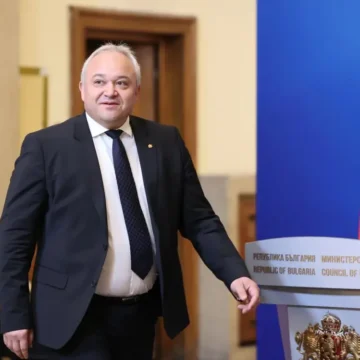 НЕЧУВАН СКАНДАЛ И ПОЗОР! Влачат с белезници журналистка в калта заради комфорта на Радев – МВР шефът да си подава оставката НА МИГА!