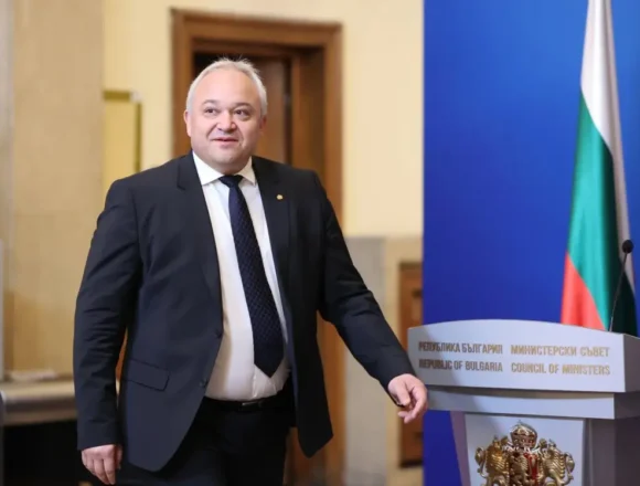9a2933499173e5e52e9a8d7811a37d0d НЕЧУВАН СКАНДАЛ И ПОЗОР! Влачат с белезници журналистка в калта заради комфорта на Радев – МВР шефът да си подава оставката НА МИГА!