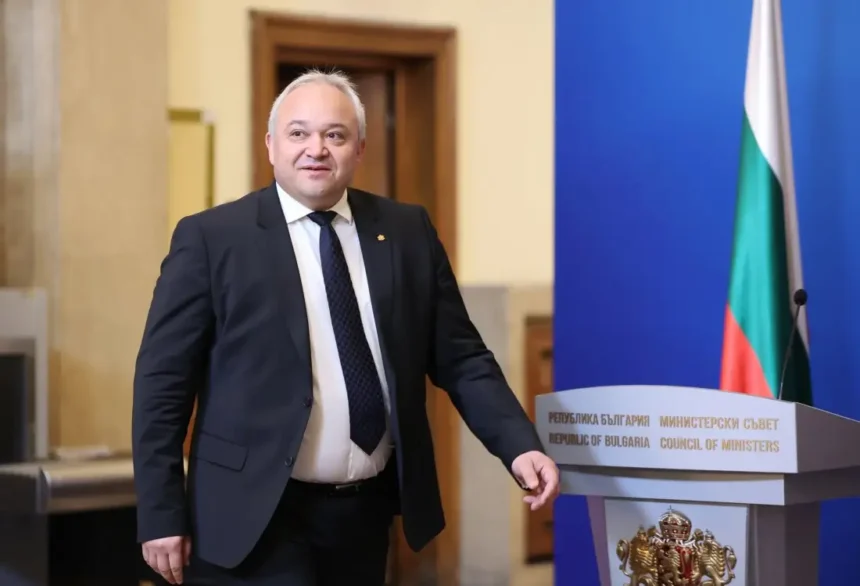 9a2933499173e5e52e9a8d7811a37d0d НЕЧУВАН СКАНДАЛ И ПОЗОР! Влачат с белезници журналистка в калта заради комфорта на Радев – МВР шефът да си подава оставката НА МИГА!