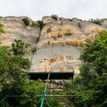 Caballero_de_Madara,_reserva_histórico-arqueológica_Nacional_de_Madara,_Bulgaria,_2016-05-27,_DD_36 КЪРВАВИЯТ ШИФЪР НА МАДАРА: НАЙ-ГОЛЯМАТА ЛЪЖА В ИСТОРИЯТА НИ СЕ РАЗПАДА НА 23 МЕТРА НАД ЗЕМЯТА!