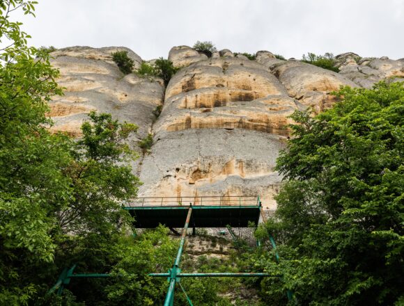 Caballero_de_Madara,_reserva_histórico-arqueológica_Nacional_de_Madara,_Bulgaria,_2016-05-27,_DD_36 КЪРВАВИЯТ ШИФЪР НА МАДАРА: НАЙ-ГОЛЯМАТА ЛЪЖА В ИСТОРИЯТА НИ СЕ РАЗПАДА НА 23 МЕТРА НАД ЗЕМЯТА!