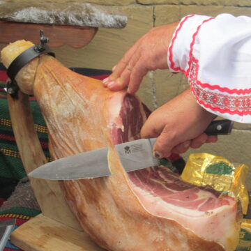 IMG_3788 СВИНСКИЯТ КОД: Знаете ли как, балканският балсам и испанският хамон се срещнаха в битката за хилядолетната памет