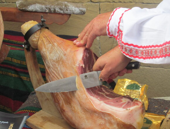 IMG_3788 СВИНСКИЯТ КОД: Знаете ли как, балканският балсам и испанският хамон се срещнаха в битката за хилядолетната памет