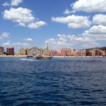 Sanny_beach._Foto_by_Victor_Belousov._-_panoramio_-_Victor_Belousov_(4) Черната дупка Слънчев бряг: Курортът завъртя 260 милиона евро, къде потънаха пачките и защо заведенията фалират на пълен капацитет