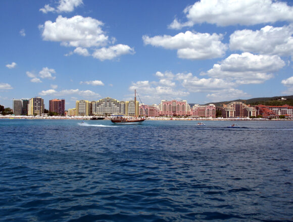 Sanny_beach._Foto_by_Victor_Belousov._-_panoramio_-_Victor_Belousov_(4) Черната дупка Слънчев бряг: Курортът завъртя 260 милиона евро, къде потънаха пачките и защо заведенията фалират на пълен капацитет