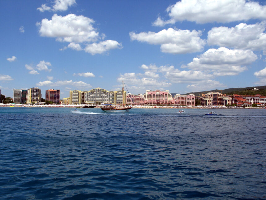 Sanny_beach._Foto_by_Victor_Belousov._-_panoramio_-_Victor_Belousov_(4) Черната дупка Слънчев бряг: Курортът завъртя 260 милиона евро, къде потънаха пачките и защо заведенията фалират на пълен капацитет