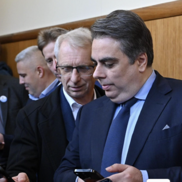 САМО В SIK.BG! Тайната война за „Дондуков“ 2: Номинацията на Гюров спъна академик Денков по пътя към президентския стол