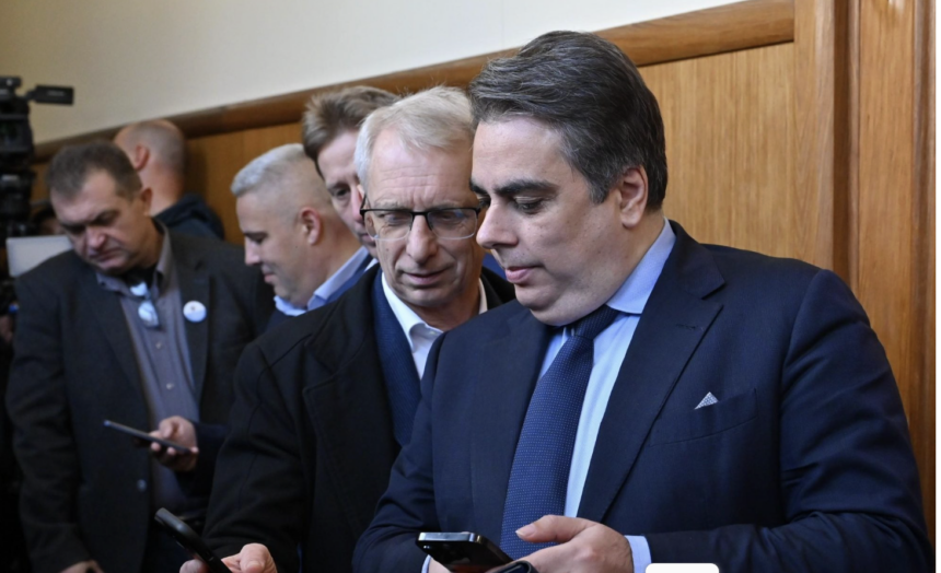 САМО В SIK.BG! Тайната война за „Дондуков“ 2: Номинацията на Гюров спъна академик Денков по пътя към президентския стол