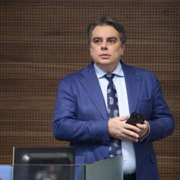 Илюзията за „евтиния труд“: Защо популисткият прочит на Асен Василев за минималната заплата катастрофира в реалната икономика