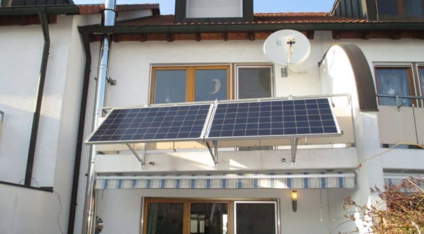fotovoltaichna-sistema-balkon САМО В SIK.BG! Ето защо енергийната мафия никога няма да допусне да си имате безплатен ток от солар на балкона!