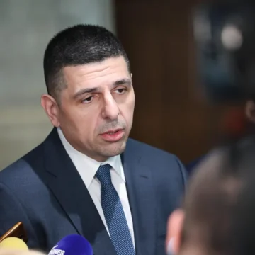 ivaylo-mirchev-ako-ima-zagovor-toy-e-mejdu-peevski-rumen-radev-i-vazrajdane Празните кофи дрънчат най-силно: Политическата акустика на Ивайло Мирчев и голямото преброяване