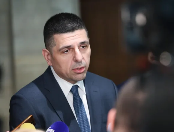 ivaylo-mirchev-ako-ima-zagovor-toy-e-mejdu-peevski-rumen-radev-i-vazrajdane Празните кофи дрънчат най-силно: Политическата акустика на Ивайло Мирчев и голямото преброяване