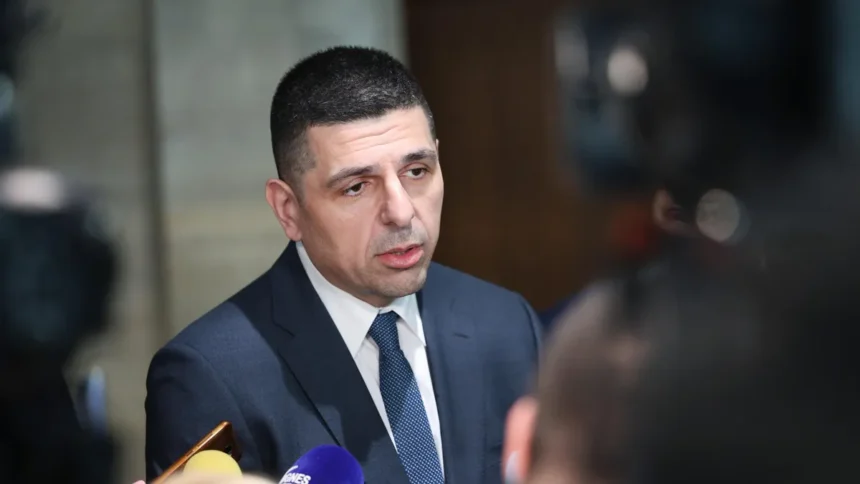 ivaylo-mirchev-ako-ima-zagovor-toy-e-mejdu-peevski-rumen-radev-i-vazrajdane Празните кофи дрънчат най-силно: Политическата акустика на Ивайло Мирчев и голямото преброяване