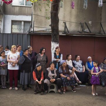 ЗЛАТНОТО ГЕТО: Раздават по 20 бона на калпак в „Орландовци“, ние плащаме масрафа!