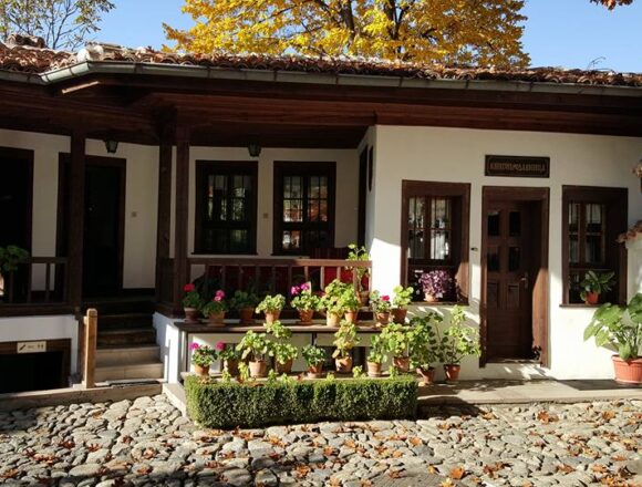 СЕНЗАЦИОНЕН СКАНДАЛ В СВОБОДНИЯ КАНАЛ! ИЗМАМАТА С РОДНИЯ ДОМ НА ЛЕВСКИ: В каква къща се кланя цяла България?