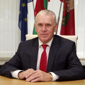 1542740890 СКАНДАЛ В ОБЩИНА ПРАВЕЦ: Кметът Румен Гунински заплете първата „лихварска“ обществена поръчка с 30% дневно наказание и фалит по поръчка