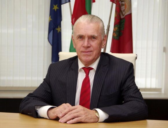 1542740890 СКАНДАЛ В ОБЩИНА ПРАВЕЦ: Кметът Румен Гунински заплете първата „лихварска“ обществена поръчка с 30% дневно наказание и фалит по поръчка