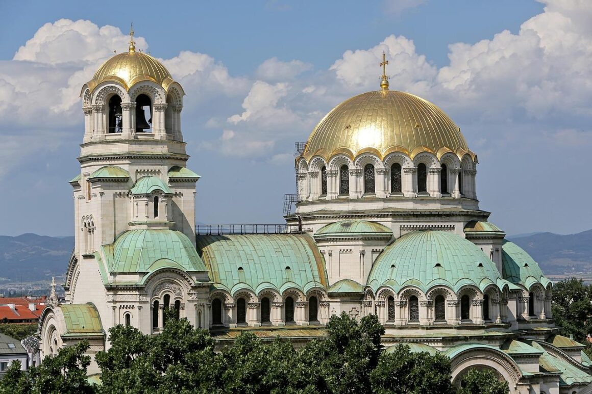 ЕСКЛУЗИВНО В sik.bg! 8 килограма злато пази София: За първи път лъснаха тайните под кубетата на „Александър Невски“