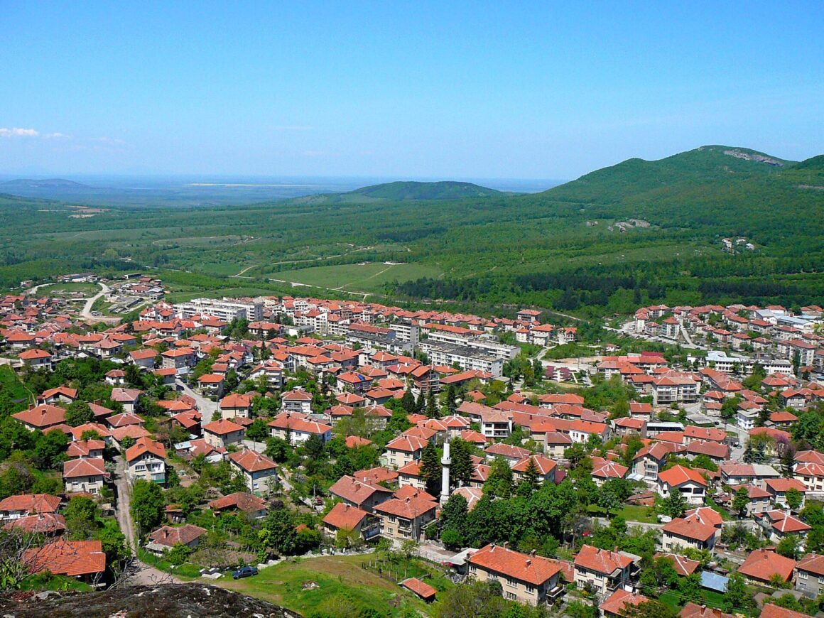 Когато общината уплашено отстрани конкуренцията: Свободният канал разкрива – община Белоградчик подари милионен европроект на „правилните“ фирми по крайно абсурдно правило