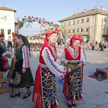 The_ritual_German_in_Velichkovo,_Pazardzik,_Bulgaria_04 ПАЗИ СЕ, БЪЛГАРИЯ! ТАЕН РИТУАЛ ЗА МЪРТЪВЦИ СЕ ЗАВРЪЩА В СЕЛАТА, ЖЕНИ ПРАВЯТ СЕКСУАЛНИ КУКЛИ ОТ КАЛ И ГИ ПОГРЕБВАТ ЖИВИ, ЗА ДА СТРЕСНАТ НЕБЕТО И ДА СЕ СПАСИМ ОТ ПОТОП И СУША!