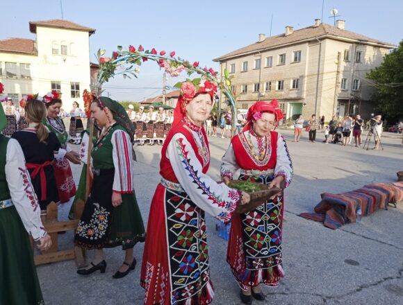 ПАЗИ СЕ, БЪЛГАРИЯ! ТАЕН РИТУАЛ ЗА МЪРТЪВЦИ СЕ ЗАВРЪЩА В СЕЛАТА, ЖЕНИ ПРАВЯТ СЕКСУАЛНИ КУКЛИ ОТ КАЛ И ГИ ПОГРЕБВАТ ЖИВИ, ЗА ДА СТРЕСНАТ НЕБЕТО И ДА СЕ СПАСИМ ОТ ПОТОП И СУША!