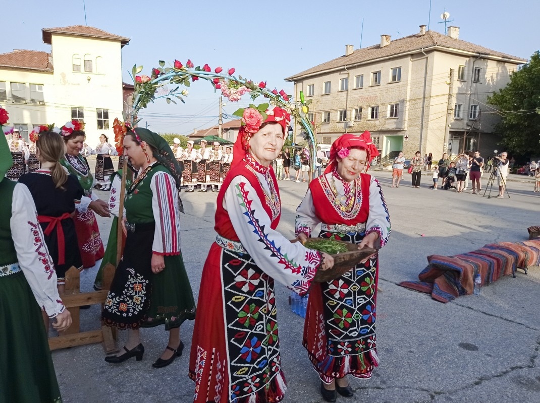 The_ritual_German_in_Velichkovo,_Pazardzik,_Bulgaria_04 ПАЗИ СЕ, БЪЛГАРИЯ! ТАЕН РИТУАЛ ЗА МЪРТЪВЦИ СЕ ЗАВРЪЩА В СЕЛАТА, ЖЕНИ ПРАВЯТ СЕКСУАЛНИ КУКЛИ ОТ КАЛ И ГИ ПОГРЕБВАТ ЖИВИ, ЗА ДА СТРЕСНАТ НЕБЕТО И ДА СЕ СПАСИМ ОТ ПОТОП И СУША!