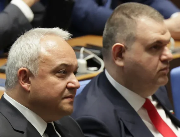 demerdjiev-dade-peevski-na-smetnata-palata-20260731104550-c6ba8170 От мантинелите до космоса: Космически прах очите на хората и приказки за лека нощ…
