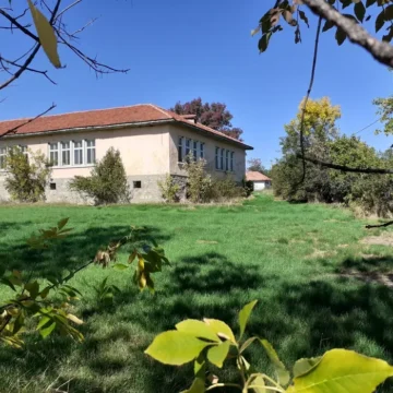 image СЕЛО НА ИМЕТО НА АПОСТОЛА БЕЗ ЕДНО ДЕТЕ: В ЛЕВСКИ, ПАНАГЮРИЩКО, КЪЩИТЕ СЕ ЗАТВАРЯТ, А ПРОКЛЕТИЯТ ПЪТ ПРОДЪЛЖАВА ДА ВЗИМА ЖЕРТВИ