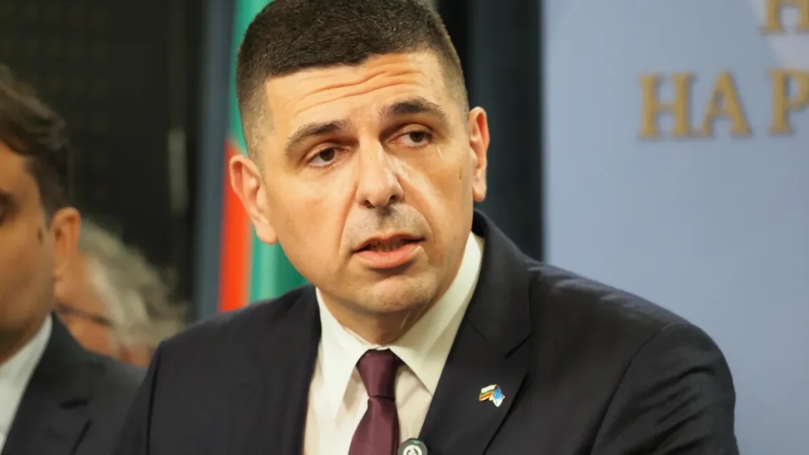 ivaylo-mirchev-v-balgariq-ima-nelegitimen-centar-na-vlast Тайните на синия бизнес! Шокиращо разкритие! Депутатът Ивайло Мирчев превърна партийния апарат в милионен портфейл и защо сметките от офшорния залез излизат на светло