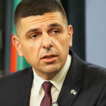 ivaylo-mirchev-v-balgariq-ima-nelegitimen-centar-na-vlast Тайните на синия бизнес! Шокиращо разкритие! Депутатът Ивайло Мирчев превърна партийния апарат в милионен портфейл и защо сметките от офшорния залез излизат на светло