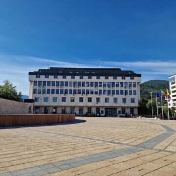Милиони в сянката на спортна зала: Схеми за обществени поръчки между Община Асеновград и строителен гигант под ударите на АДФИ
