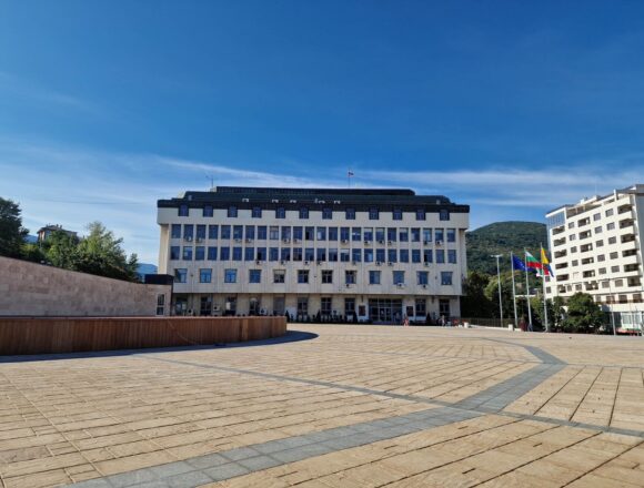 Милиони в сянката на спортна зала: Схеми за обществени поръчки между Община Асеновград и строителен гигант под ударите на АДФИ