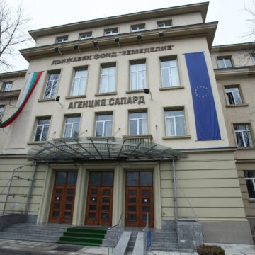 Чиновнически абсурди: Фонд „Земеделие“ налива милиони в поръчка с предизвестен край