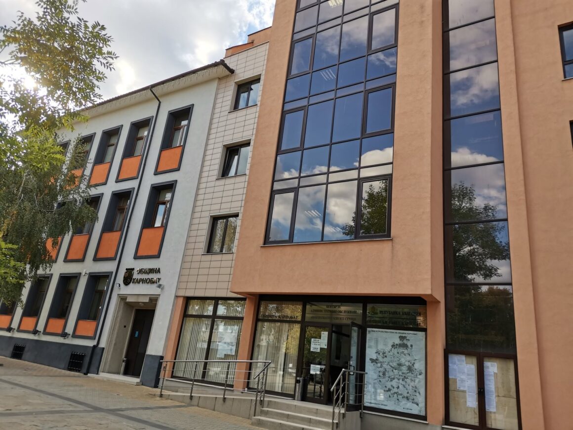 СХЕМИ В КАРНОБАТ: Лансираха любима фирма на кмета с евросредства за над 720 хиляди, кметът изгоря с акт