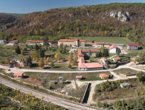 Само в SIK.BG! ИСТИНАТА ЗА КАРЛУКОВО: 124 години държавен експеримент скрива най-мрачната тайна на българската психиатрия зад манастирските стени